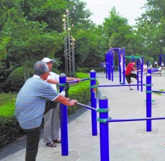 中国の公園に備え付けの健康遊具(器具?)について